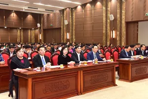 Các đồng chí lãnh đạo thành phố Hà Nội dự hội nghị tổng kết thực hiện Chỉ thị số 35-CT/TƯ, ngày 30-5-2019 của Bộ Chính trị về “Đại hội đảng bộ các cấp tiến tới Đại hội đại biểu toàn quốc lần thứ XIII của Đảng”. Ảnh: HanoiMoi