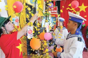 Cán bộ  chiến sĩ đảo Sinh Tồn Đông chuẩn bị  đón Tết. Ảnh: VIỆT DŨNG