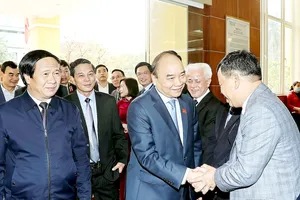 Thủ tướng Nguyễn Xuân Phúc với các cử tri TP Hải Phòng. Ảnh: TTXVN