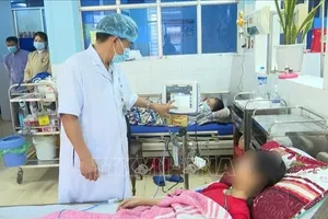 Một trong 3 học sinh lớp 5 Trường Tiểu học Phú Trạch (huyện Bố Trạch, tỉnh Quảng Bình) ngộ độc khí N​2O do thổi keo bong bóng. Ảnh: TTXVN