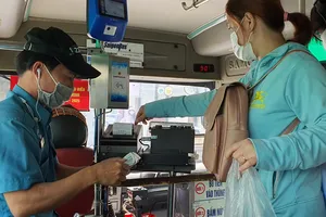 Vẫn còn nhiều hành khách trả tiền mặt khi mua vé xe buýt. Ảnh: ĐOÀN HIỆP