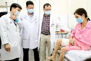 Bác sĩ thăm hỏi chị T. sau ca phẫu thuật thành công