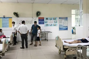 Các em học sinh Trường Tiểu học số 1 Hòa Khương (Đà Nẵng) bị ngộ độc khi chơi slime được chăm sóc tại bệnh viện