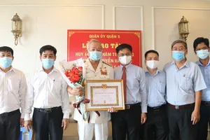 Đồng chí Nguyễn Văn Đức (80 tuổi), Anh hùng, thuyền trưởng Đoàn tàu không số nhận Huy hiệu 60 năm tuổi Đảng. Ảnh: MAI HOA