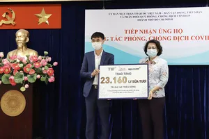 Chiều 3-6, Tập đoàn TH đã trao tặng những ly sữa tươi sạch góp sức chống dịch cùng TPHCM