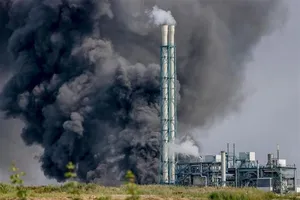 Khói bốc lên ngùn ngụt từ hiện trường vụ nổ ở khu công nghiệp sản xuất hóa chất Chempark, thành phố Leverkusen (Đức), ngày 27-7-2021. Ảnh: DPA/TTXVN
