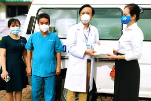 Nhà văn Bích Ngân trao tặng 100 triệu đồng cho đại diện của Bệnh viện Đa khoa khu vực Thủ Đức