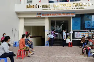 Người dân đến nhận tiền hỗ trợ tại UBND phường 8 quận 5. Ảnh: MAI HOA