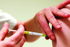 Tiêm vaccine là một trong những phương thức tốt nhất để hạn chế tử vong do Covid-19. Ảnh: FT