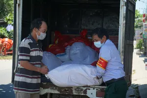 Những bao gạo được chuyển đến tận tay cho những người có hoàn cảnh khó khăn