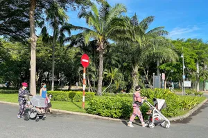 Công viên Cảnh Đồi phường Tân Phong, quận 7 được phép mở cửa cho người dân tập luyện. Ảnh: HOÀNG HÙNG