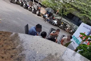 Khách ngồi uống nước, trò chuyện không đeo khẩu trang ở quán P.X. đường Phạm Văn Đồng, phường Linh Đông, TP Thủ Đức, TPHCM. Ảnh: C.T