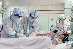 Y, bác sĩ Bệnh viện phụ sản Hùng Vương chăm sóc sức khỏe cho bệnh nhân Covid-19. Ảnh: Hoàng Hùng