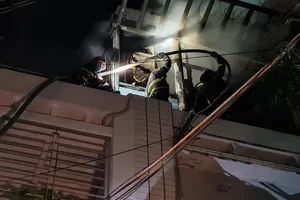 Cảnh sát PCCC & CNCH chữa cháy xuyên đêm tại Công ty nhập khẩu, phân phối Nhất Kiến