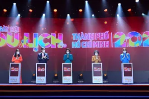 Lãnh đạo Bộ VH-TT-DL, TPHCM cùng các đại biểu thực hiện nghi thức khai mạc ngày hội