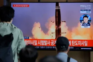 Người dân Hàn Quốc theo dõi thông tin vụ phóng ngày 5-1 trên truyền hình