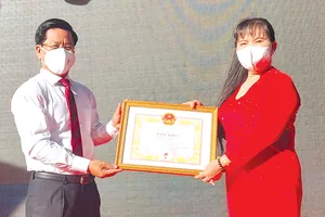 Bà Nguyễn Nam Phương - Chủ tịch HĐTV nhận bằng khen từ lãnh đạo UBMTTQ Việt Nam tỉnh BR-VT