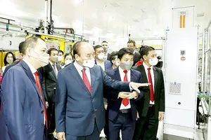 Chủ tịch nước Nguyễn Xuân Phúc thăm và chúc tết người lao động tại Nhà máy sản xuất ô tô Vinfast (TP Hải Phòng). Ảnh: TTXVN