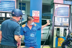 Người dân đổ xăng tại hệ thống Petrolimex trên địa bàn quận 5, TPHCM. Ảnh: HOÀNG HÙNG