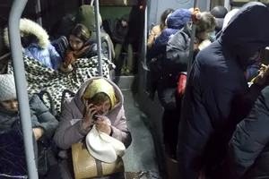 Người dân Donetsk trên một chuyến xe sơ tán đến Nga ngày 18-2. Ảnh: AP