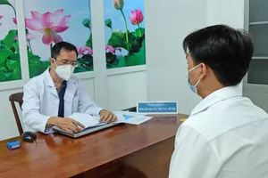 Người khỏi bệnh sau khi mắc Covid-19 được trị liệu tâm lý tại chương trình “Sức khỏe nhân dân - Nụ cười thầy thuốc”. Ảnh: Thu Hường