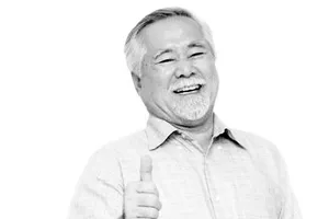 Tặng sách “Chìa khóa vàng cho sức khỏe tuổi già, tránh xa bệnh mạn tính”