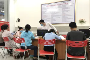 Người mua thường chọn cách hợp đồng công chứng giá thấp để khai thuế thấp. Ảnh: HOÀNG HÙNG