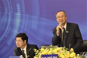 Ông Dương Công Minh trả lời tại Đại hội đồng cổ đông thường niên năm 2021 của Ngân hàng Sacombank, ngày 22-4. Ảnh: TTO