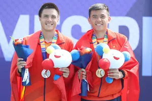 Tay vợt Việt kiều Daniel Nguyễn (trái) sẽ không còn đồng hành với Lý Hoàng Nam ở đấu trường SEA Games 31. Ảnh: DŨNG PHƯƠNG