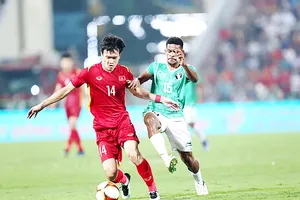 Tiền vệ Nguyễn Hoàng Đức (trái) sẽ giữ vai trò quan trọng trong trận gặp Philippines. Ảnh: DŨNG PHƯƠNG