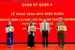 Bí thư Quận ủy Quận 6 Ma Xuân Việt trao Huy hiệu 55 tuổi Đảng cho đảng viên. Ảnh: hcmcpv