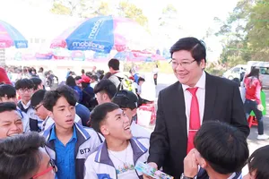 Tiến sĩ Trần Đình Lý tham gia tư vấn hướng nghiệp cho học sinh