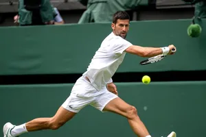 Tay vợt Novak Djokovic trong một buổi tập ở sân All England Club, chuẩn bị cho giải Wimbledon năm 2022