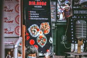 Mưu sinh nơi phố thị. Ảnh: KHANH TRỊNH   