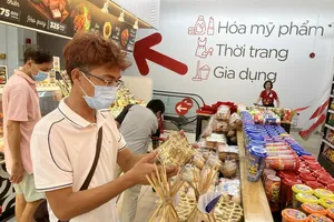 Người dân chọn mua trứng gia cầm bình ổn tại siêu thị Go! Gò Vấp (quận Gò Vấp, TPHCM)  Ảnh: THI HỒNG