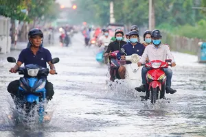 Vào tháng 10, tháng 11 âm lịch hàng năm, triều cường thường gây ngập đường Trần Xuân Soạn (quận 7, TPHCM). Ảnh: HOÀNG HÙNG