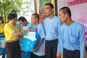 Chủ tịch Hội LHPN TPHCM Nguyễn Trần Phượng Trân tặng quà cho học viên tại trung tâm