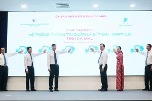 Chủ tịch UBND tỉnh Cà Mau Huỳnh Quốc Việt (thứ 3, từ phải qua) cùng lãnh đạo các sở ngành, VNPT khởi động vận hành Hệ thống thông tin quản lý đất đai (VNPT iLIS) tỉnh Cà Mau 
