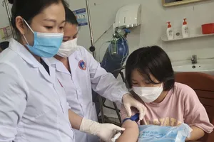 Lấy mẫu xét nghiệm cho trẻ ở huyện Chợ Đồn. Ảnh: CDC Bắc Kạn