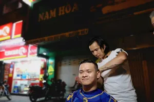 Sky Lê cắt tóc miễn phí cho người dân trên đường phố TPHCM