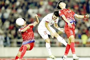 Tiến Linh (áo trắng) đánh đầu mở tỷ số cho tuyển Việt Nam trong trận thắng Lào 6 - 0. Ảnh: THANH QUỐC