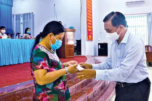 Ông Trần Văn Lâu, Chủ tịch UBND tỉnh, Chủ tịch Hội đồng Giám sát XSKT Sóc Trăng trao hỗ trợ cho người bán vé số dạo