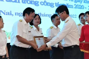 Khen thưởng cho các cá nhân, tập thể có thành tích xuất sắc