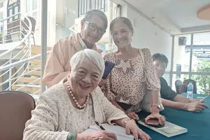 Nhà văn Xuân Phượng ký tặng hồi ký Gánh gánh… gồng gồng… cho bạn đọc. Ảnh: MY ĐẶNG