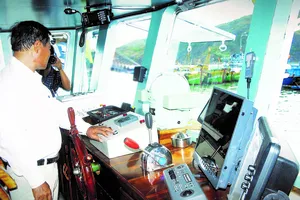 Trong cabin một tàu cá tỉnh Bình Định được trang bị hiện đại với hệ thống lái tự động. Ảnh: XUÂN HUY