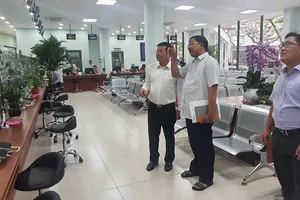 Giám đốc Sở TN-MT TPHCM Nguyễn Toàn Thắng (trái) kiểm tra tại CN TP Thủ Đức