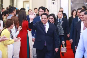 Thủ tướng Phạm Minh Chính và phu nhân gặp gỡ cán bộ, nhân viên các cơ quan đại diện và cộng đồng người Việt tại Singapore. Ảnh: TTXVN