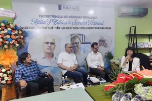 Chương trình được dẫn dắt và phiên dịch bởi nhà văn Kiều Bích Hậu. Từ trái qua: nhà thơ Halmosi Sándor, nhà thơ Attila F. Balázs và nhà thơ Phan Hoàng