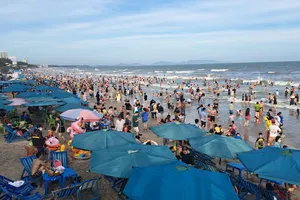 Du lịch Vũng Tàu được dự đoán sẽ tăng tốc mạnh khi có cao tốc Biên Hòa - Vũng Tàu. (Ảnh: Du khách vui chơi tại Vũng Tàu mùng 2 Tết Quý Mão)