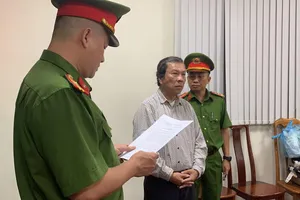 Công an TPHCM đã tống đạt quyết định khởi tố bị can và bắt tạm giam Trần Văn Sỹ